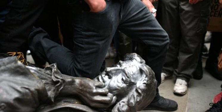 فیلم ، مخالفان تبعیض نژادی در شهر بریستول در انگلیس مجسمه یک تاجر برده را پایین کشیدند