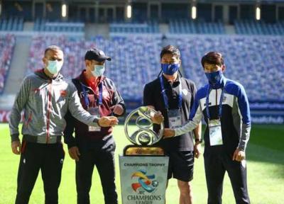 عکس یادگاری سرمربی و کاپیتان های پرسپولیس و اولسان با جام قهرمانی (تصاویر)