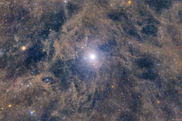 درخشش خیره کننده پلاریس در آسمان ، ستاره درخشانی که شمال را نشان می دهد ، عکس